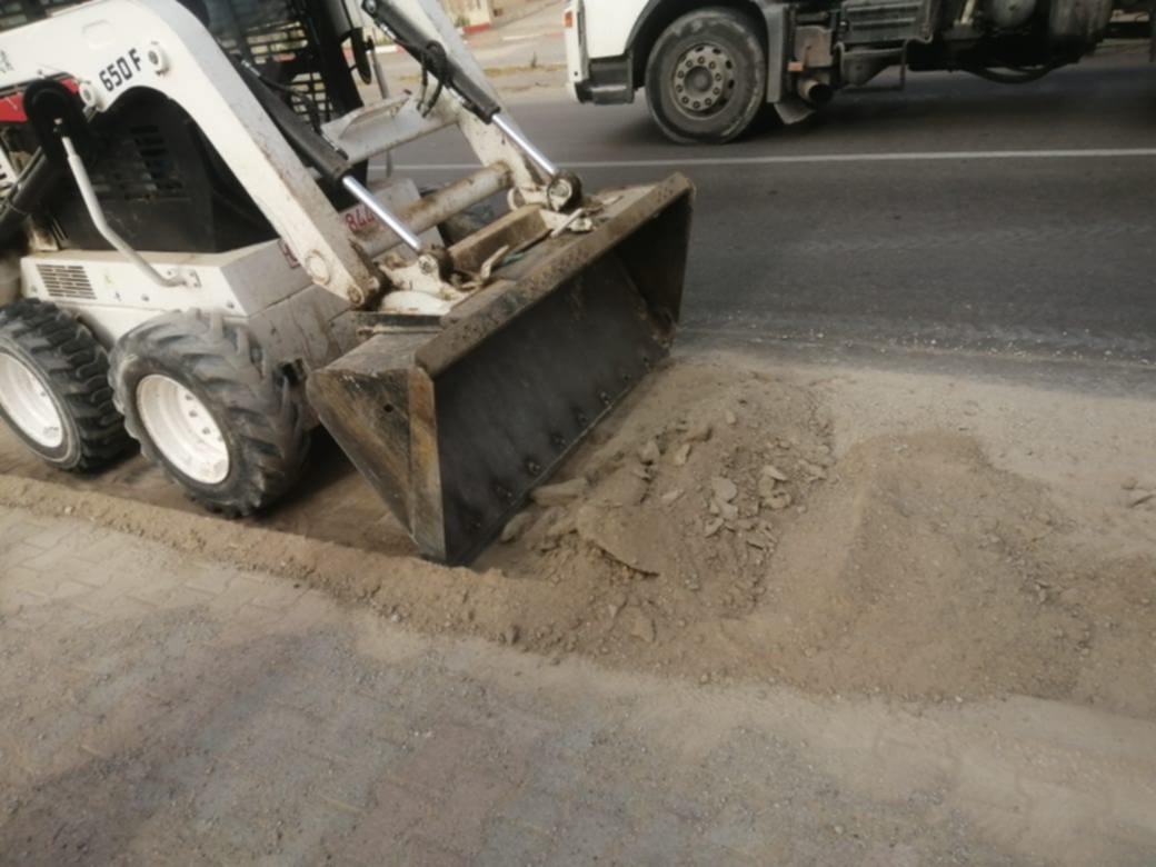  تواصل أشغال مسح حواشي الطرقات ورفع الأتربة